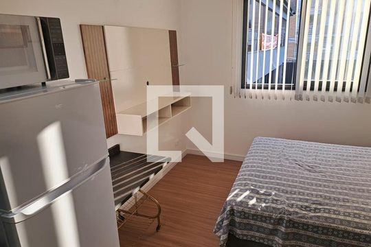 Quarto de kitnet/studio para alugar com 1 quarto, 16m² em Novo Mundo, Curitiba