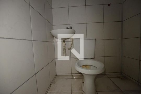Banheiro de kitnet/studio para alugar com 1 quarto, 17m² em Bento Ribeiro, Rio de Janeiro