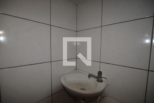 Banheiro de kitnet/studio para alugar com 1 quarto, 17m² em Bento Ribeiro, Rio de Janeiro