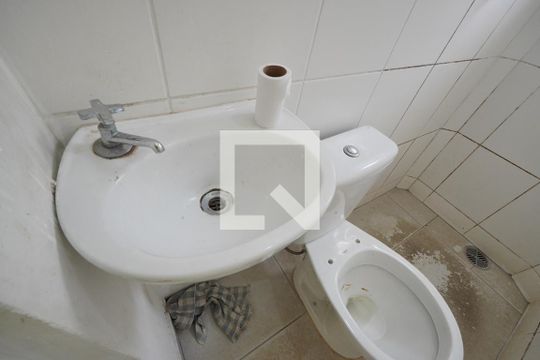 Banheiro de kitnet/studio para alugar com 1 quarto, 15m² em Liberdade, São Paulo