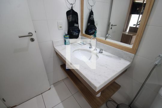 Banheiro de kitnet/studio para alugar com 1 quarto, 40m² em Camorim, Rio de Janeiro