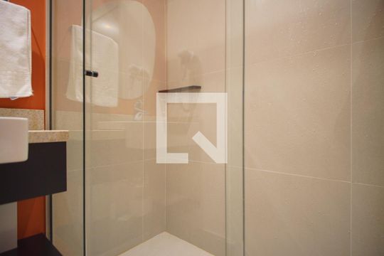 Banheiro de kitnet/studio à venda com 1 quarto, 28m² em Boa Vista, Porto Alegre