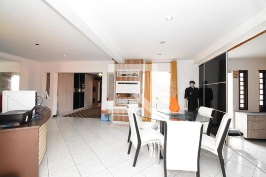 Sala 2 de casa à venda com 5 quartos, 700m² em Cajuru, Curitiba