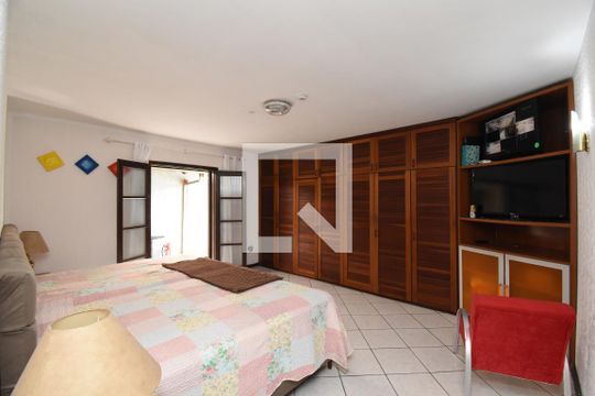 Suíte de casa à venda com 5 quartos, 700m² em Cajuru, Curitiba