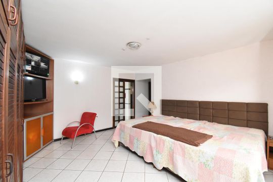 Suíte de casa à venda com 5 quartos, 700m² em Cajuru, Curitiba