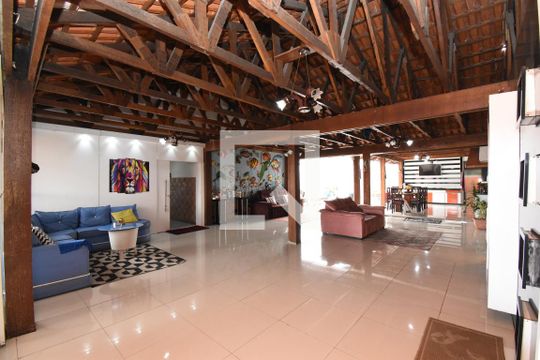 Casa para alugar com 5 quartos, 700m² em Cajuru, Curitiba