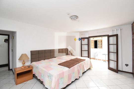 Suíte de casa à venda com 5 quartos, 700m² em Cajuru, Curitiba