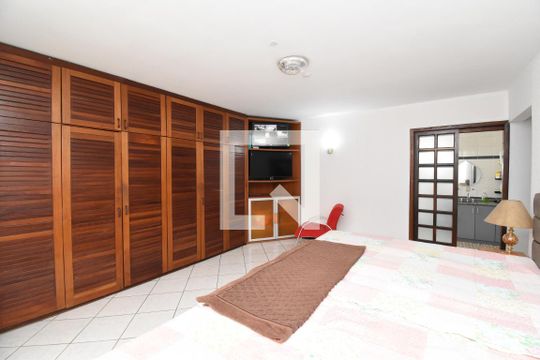 Suíte de casa à venda com 5 quartos, 700m² em Cajuru, Curitiba