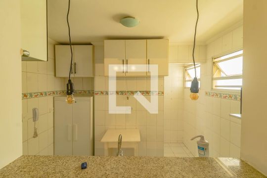 Cozinha de apartamento à venda com 2 quartos, 48m² em Vila Guarani, São Paulo