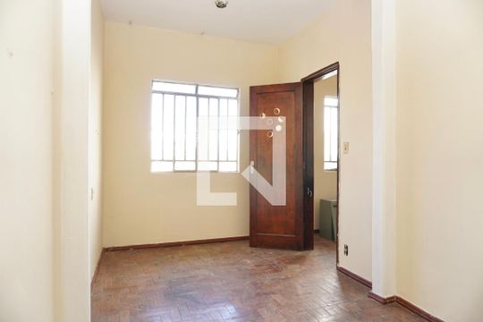 Quarto 1 de casa para alugar com 2 quartos, 52m² em Sagrada Família, Belo Horizonte