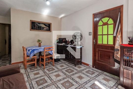 Casa à venda com 4 quartos, 270m² em Jardim Marisa, São Paulo