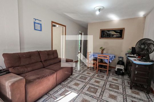Casa à venda com 4 quartos, 270m² em Jardim Marisa, São Paulo