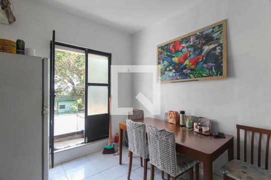 Sala de casa à venda com 6 quartos, 174m² em Jardim Ivone, São Paulo