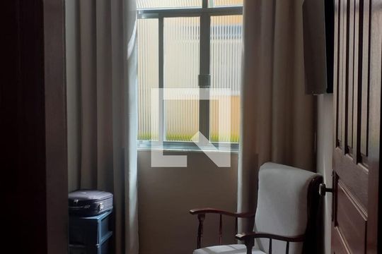 Sala de apartamento para alugar com 2 quartos, 45m² em Mosela, Petrópolis