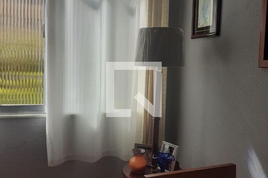 Sala de apartamento para alugar com 2 quartos, 45m² em Mosela, Petrópolis