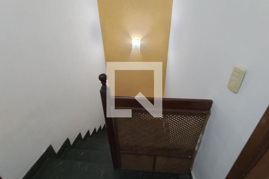 Escada de casa de condomínio para alugar com 2 quartos, 96m² em Taquara, Rio de Janeiro