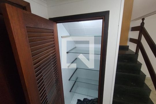 Escada de casa de condomínio para alugar com 2 quartos, 96m² em Taquara, Rio de Janeiro