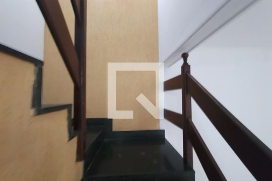 Escada de casa de condomínio para alugar com 2 quartos, 96m² em Taquara, Rio de Janeiro