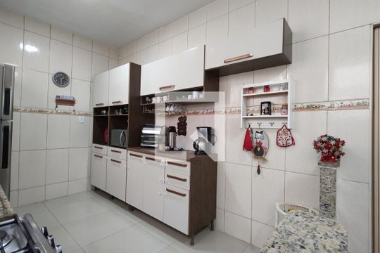Cozinha  de casa de condomínio à venda com 5 quartos, 218m² em Taquara, Rio de Janeiro