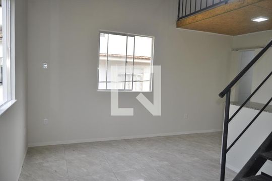 Sala/cozinha  de casa de condomínio para alugar com 1 quarto, 35m² em Méier, Rio de Janeiro