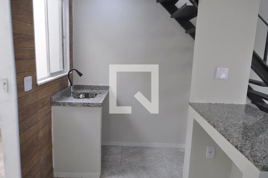 Sala/cozinha  de casa de condomínio para alugar com 1 quarto, 35m² em Méier, Rio de Janeiro