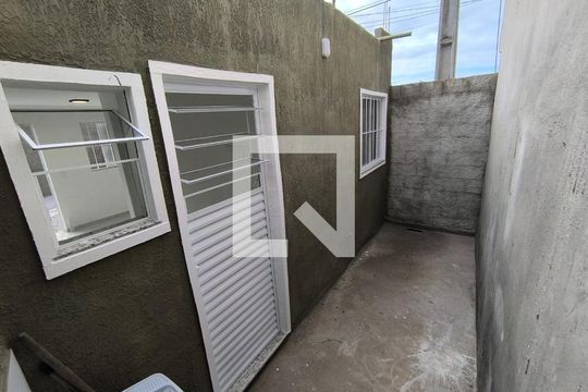Área externa de kitnet/studio para alugar com 1 quarto, 30m² em Monte Alegre, Cabo Frio