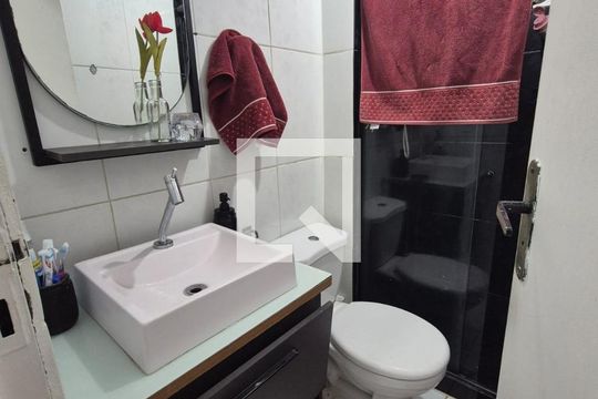 Banheiro de apartamento para alugar com 2 quartos, 48m² em Cascadura, Rio de Janeiro