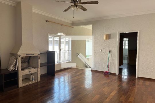 Sala intima de casa de condomínio à venda com 4 quartos, 411m² em Residencial 18 do Forte, Santana de Parnaíba