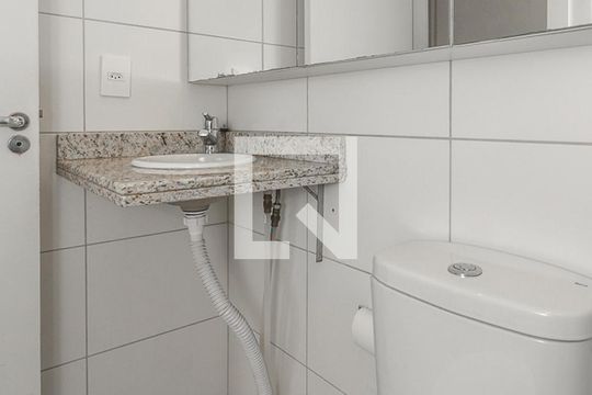 Banheiro da Suíte de apartamento para alugar com 2 quartos, 65m² em Independência, Porto Alegre