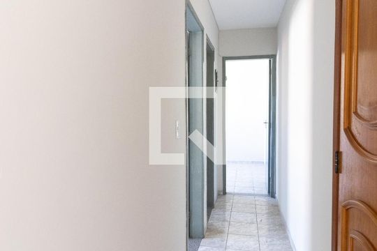Corredor de apartamento para alugar com 2 quartos, 54m² em Realengo, Rio de Janeiro