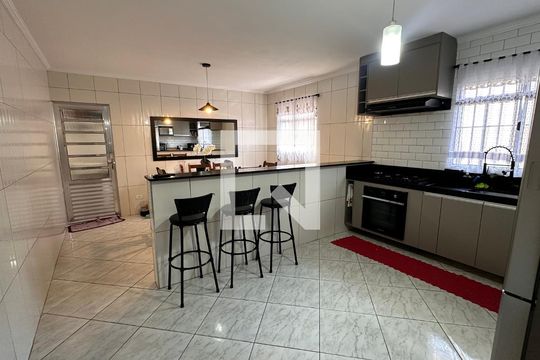 Casa para alugar com 4 quartos, 250m² em Guarapiranga, São Paulo