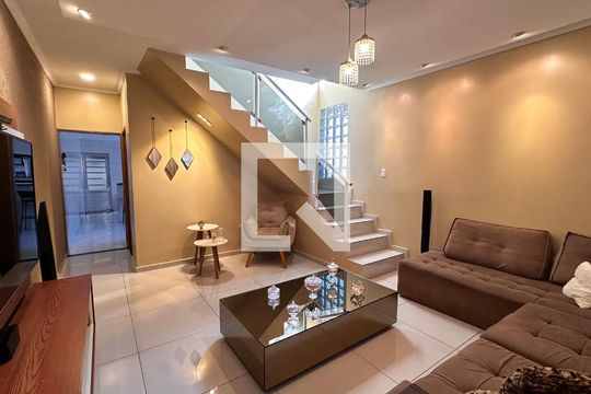 Casa para alugar com 4 quartos, 250m² em Guarapiranga, São Paulo