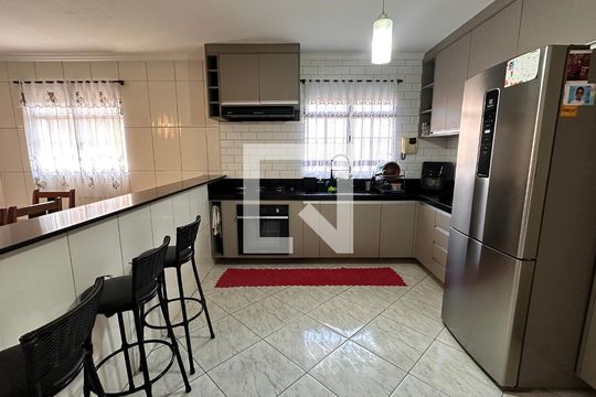 Casa para alugar com 4 quartos, 250m² em Guarapiranga, São Paulo