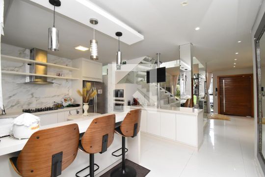 Sala de casa de condomínio à venda com 4 quartos, 270m² em Campo de Santana, Curitiba