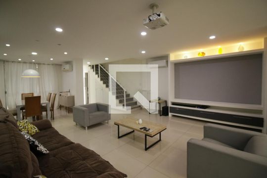 Sala de casa para alugar com 3 quartos, 340m² em Pechincha, Rio de Janeiro