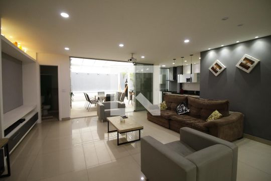 Sala de casa para alugar com 3 quartos, 340m² em Pechincha, Rio de Janeiro