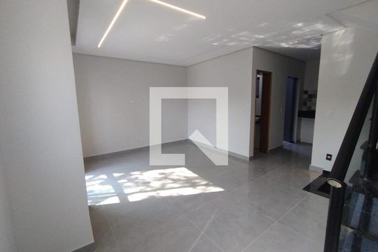 Casa à venda com 3 quartos, 130m² em Parque Jaçatuba, Santo André