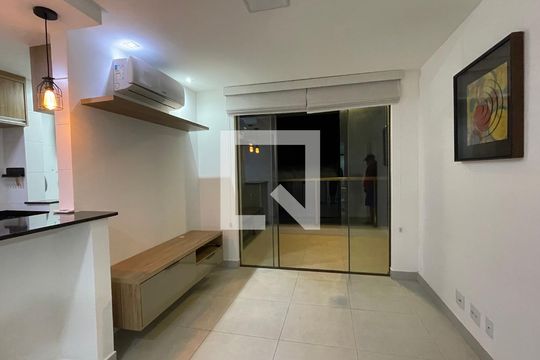 Sala de apartamento para alugar com 1 quarto, 41m² em Jardim Guanabara, Rio de Janeiro