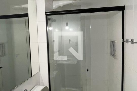 Banheiro de apartamento para alugar com 1 quarto, 41m² em Jardim Guanabara, Rio de Janeiro