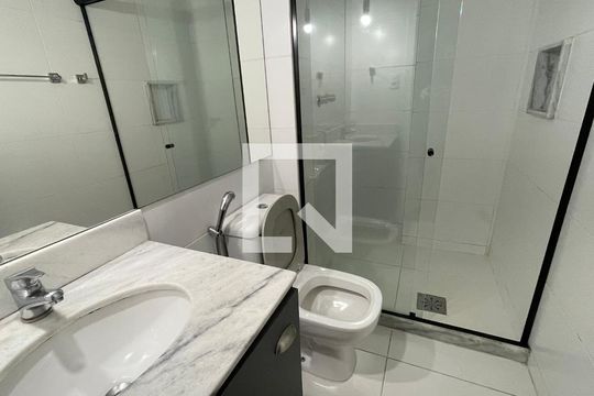 Banheiro de apartamento para alugar com 1 quarto, 41m² em Jardim Guanabara, Rio de Janeiro