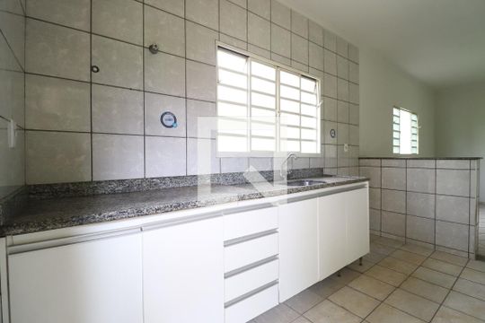 Cozinha de casa para alugar com 3 quartos, 130m² em Santa Mônica, Uberlândia