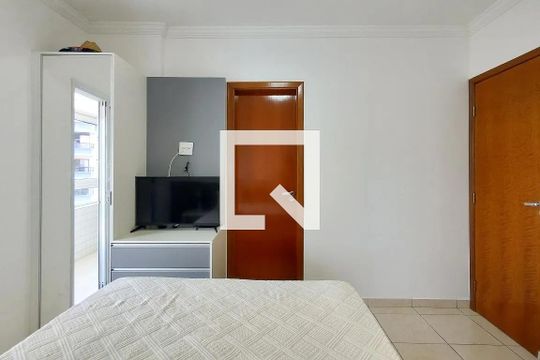 Suíte de apartamento para alugar com 2 quartos, 79m² em Nova Mirim, Praia Grande