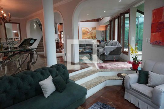 Sala íntima de casa de condomínio para alugar com 5 quartos, 585m² em Morada dos Pássaros, Barueri