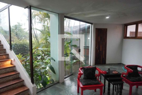 Casa de Condomínio para alugar com 5 quartos, 585m² em Morada dos Pássaros, Barueri
