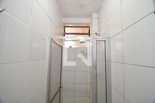 Banheiro de kitnet/studio para alugar com 1 quarto, 47m² em Centro, Campinas