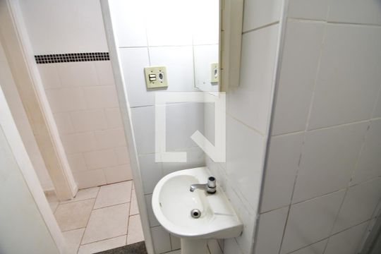 Banheiro de kitnet/studio para alugar com 1 quarto, 47m² em Centro, Campinas
