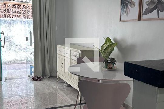 Sala de casa de condomínio para alugar com 4 quartos, 110m² em Praia do Flamengo, Salvador