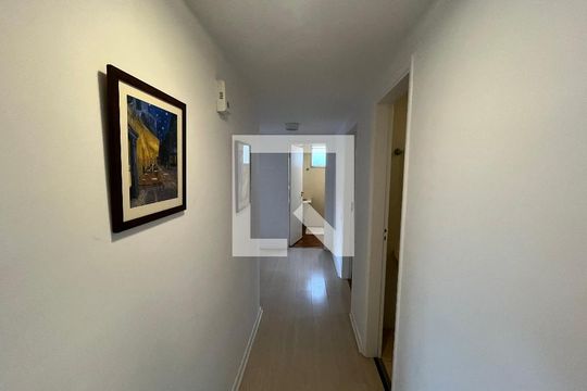 corredor  de apartamento à venda com 3 quartos, 144m² em Real Parque, São Paulo