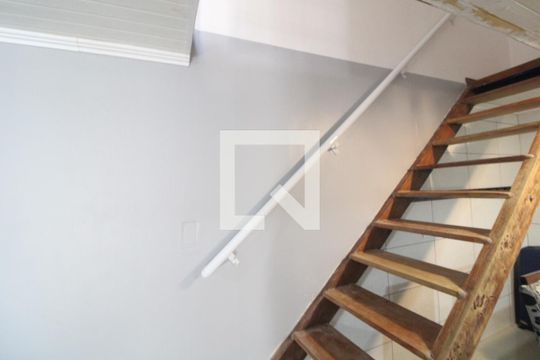 Escada de casa para alugar com 2 quartos, 150m² em Conjunto Habitacional Brigadeiro Faria Lima, São Paulo