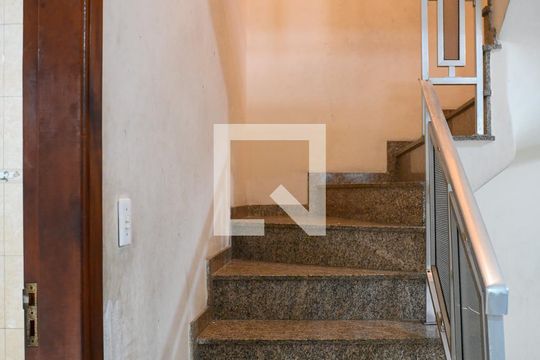 Escada de casa para alugar com 2 quartos, 160m² em Jardim Seckler, São Paulo